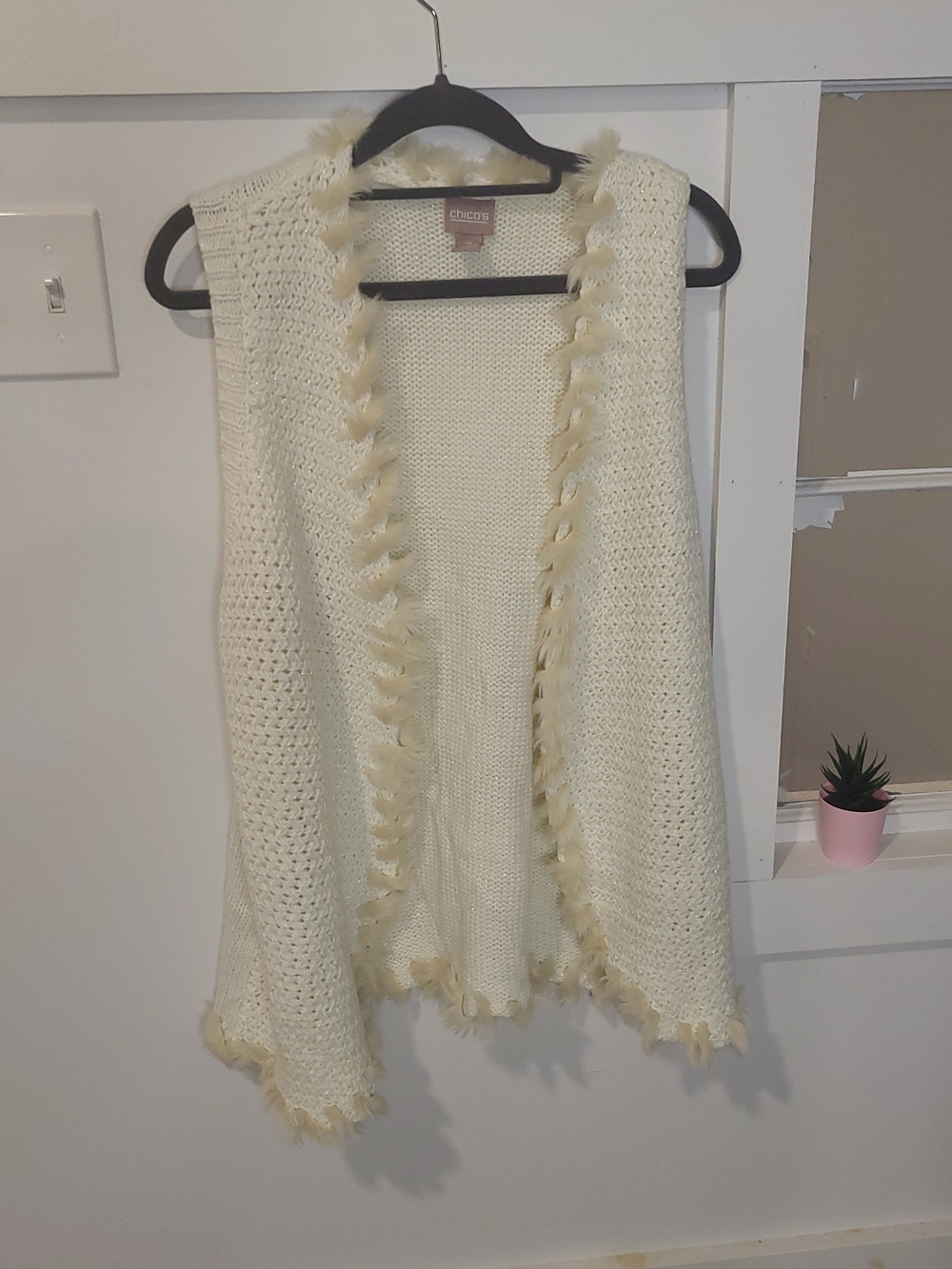 Chicos 2 (Large 12-14)Cream Metallic Knit Faux Fur Fringe Edge Vest